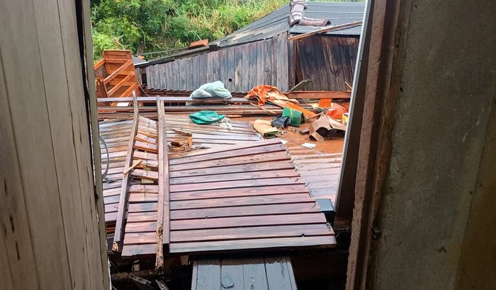 Estrutura e telhado de uma casa danificados, em foto enviada pela campanha
